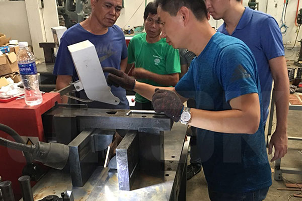 菲律賓客戶購買多功能母線加工機，正在學習操作技能